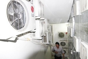 家酒店放置各種物件阻礙了脫險出口處。