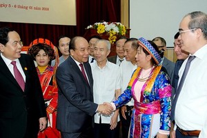 阮春福總理與各代表交談。