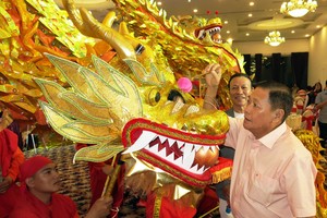 理事長陳子暉為送出的金龍點睛開光。