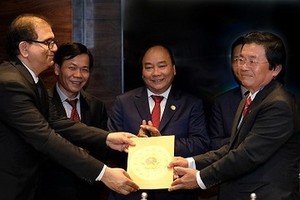 在政府總理阮春福的見證下，寧順省人委會主席將風電項目投資執照交予Adani Green Limited集團領導。