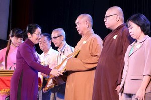 武氏蓉副書記向取得佳績的單位頒發獎狀。