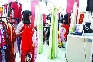 玉蓉正在某家服裝店現場直播推介新款長衫。