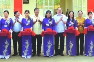 阮善仁同志出席二隆富初中學校落成儀式。