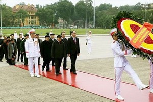 黨政領導晉謁胡志明主席陵。