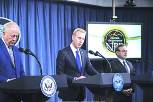 美國國防部副部長帕特里克‧沙納漢（中）公佈《核態勢評估》。