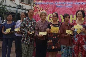 向各貧困戶贈送購物券。