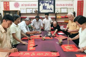 各書法家正為“慈善揮春”揮毫。