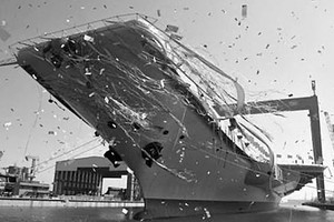 中國首艘國產航母船塢下水瞬間。