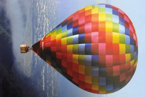 隨著熱氣球在天空飛翔。