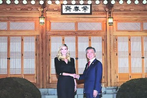 韓總統文在寅（右）與到訪的美總統助理。