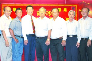 汾陽堂郭氏慶燈會會長郭志洪（右四）與諸位代表向大家送上祝福。