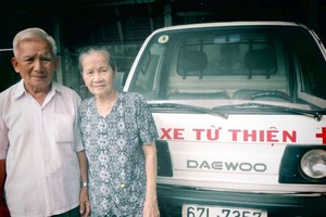 武文巡大伯與妻子范氏孟攜手為慈善工作出力。