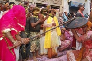 印度在婦女節當天棒打男人。