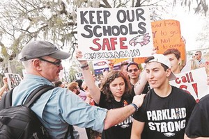 美國大學生上街遊行抗議。