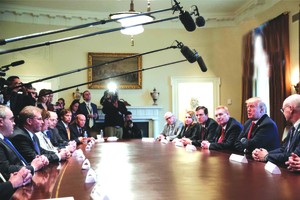 特朗普（右二）向主要鋼鋁生產商透露，將下令對入口鋼材和鋁材實施關稅。