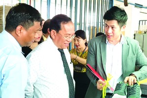 張傳發經理(右)向緬甸代表團介紹平新鞋品。