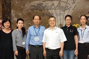 　　大發公司經理許玉林(左四)與明隆公司 董事長李玉明(左三)聯手推出特色產品。