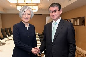 資料圖片：當地時間3月17日，在華盛頓，韓國外長康京和（左）與日本外務大臣河野太郎握手。（韓聯社/外交部提供）