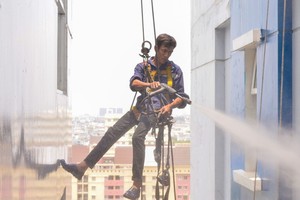 工人正清理公寓的外層。