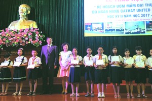 本市清貧學子獲頒贈助學金。