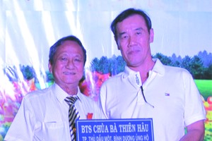 　　該宮理事長王永勝(左)向本報社 會時事組長徐國樑轉交善款。