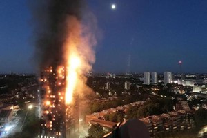 2017年6月英國一高層公寓發生火警最終造成71人死亡。