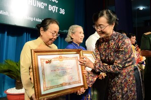 向 22 位母親追授“越南英雄母親”稱號