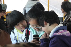 學生玩手機時間不宜太長。
