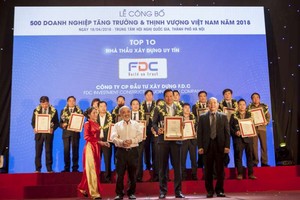 吴清峰先生代表F.D.C公司荣获2018年10强信誉建筑承包商奖