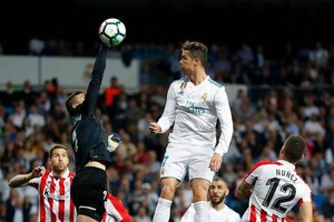 C羅像火箭升空，比西班牙國家隊替補門將科帕至少高出一個頭。