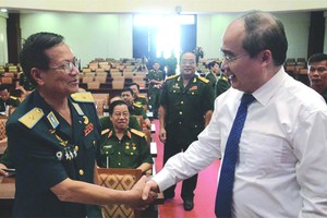 市委書記阮善仁親切問候退休將級幹部。