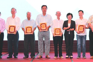 第五郡領導向各華人會館頒發紀念章。