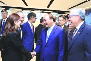 阮春福總理與各企業家交談。