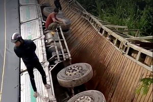 卡車與車上的貨物都墜下河去。