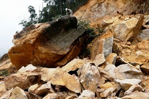日前下午慶和市慶永縣強降雨，導致約400立方米大的岩石從山頂突然滑坡與傾倒下來，橫臥並卡住慶梨嶺的27C國道。