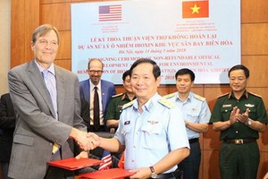 美國國際開發署(USAID)與越南國防部所屬空軍-防空軍種昨(11)日下午在河內為邊和機場區域落葉劑處理項目舉行簽署了無償援助協議。