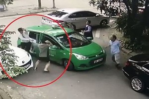 交警查處蠻橫打人司機