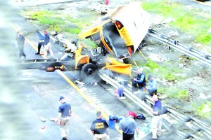 校車打側躺臥在路邊。