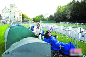 據外媒報導，當地時間5月18日，英國皇室的“粉絲”在溫莎城堡外搭帳篷，只為一睹第二天哈里王子大婚的現場。