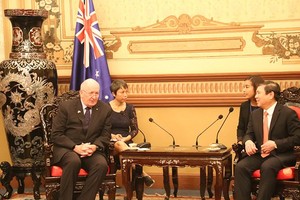 市人委會主席阮成鋒昨(25)日上午會見了澳大利亞總督彼得‧柯茲葛洛夫。