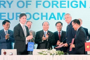 阮春福總理見證了外交部與 歐盟商會合作協議的簽署儀式。