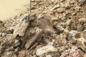 清化省藍山生產貿易股份公司總經理阮光貴稱，最近在疏浚途經該省扁山市河蘭鄉的三疊河時，該公司工人發現一顆近兩米長、約400公斤重的炸彈在河底。