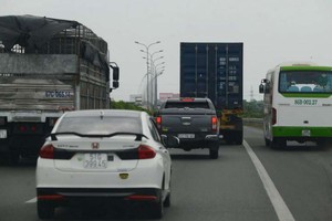 在本市-隆城-油曳高速公路上的某客車駛進緊急車道以越車行駛。