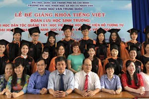 學系主任及老師們與應屆留學生合照。