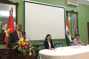 印度駐越南大使帕爾瓦塔納尼‧哈里什在新聞發佈會上發表講話。