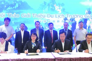 越中兩國旅遊單位簽署合作合同。