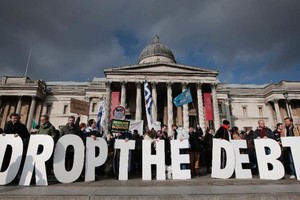 人民反對希臘政府的緊縮措施。