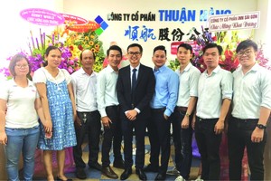 該公司領導與員工合照留念。