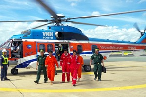 直升機運送遇險船員抵岸