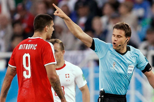 德國裁判菲利克斯‧布里奇（右）。